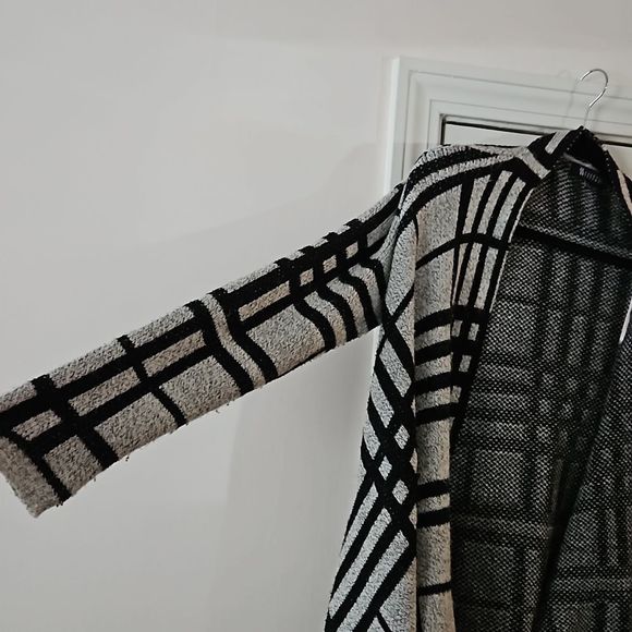 Sisters b&w Plaid fringe poncho shawl cardigan open front - Picture 7 of 9